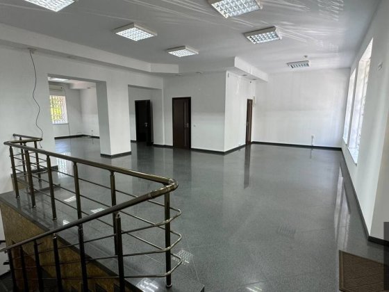 Дворівневе приміщення на П.Незалежності.Без комісії для орендаря Чернівці