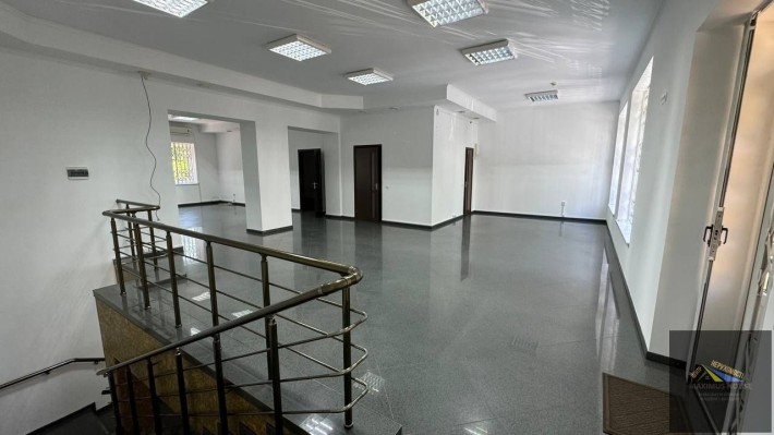 Дворівневе приміщення на П.Незалежності.Без комісії для орендаря - фото 1