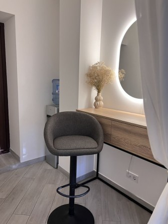 Місце для майстра бровіста. В гарній студії. - фото 1