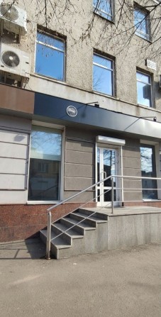 Оренда фасадного приміщення під БАНК — перехрестя Перемоги / Г - фото 1