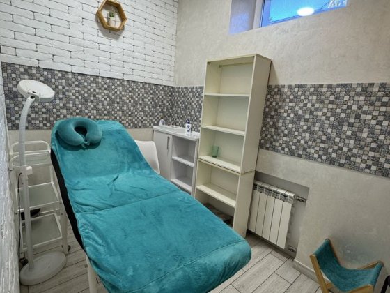 Оренда окремого невеликого кабінету з кушеткою косметологу, бровісту Запоріжжя