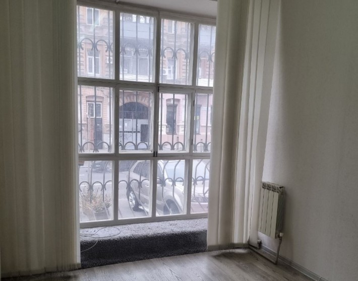 Сдам офис  салон  в центре  ул.Староказацкая  Воскресенская  24м2 - фото 1