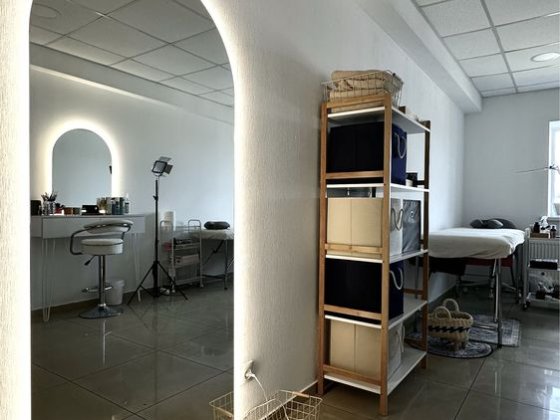 Оренда місця | візажного стола / дзеркала і кушетки у центрі Дніпро