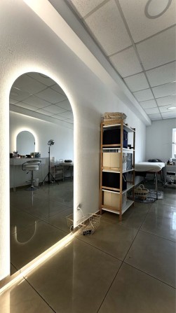 Оренда місця | візажного стола / дзеркала і кушетки у центрі - фото 1