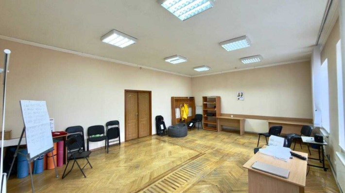 Оренда. Офіс у центрі міста. Велика аудиторія та 2 кабінети - фото 1