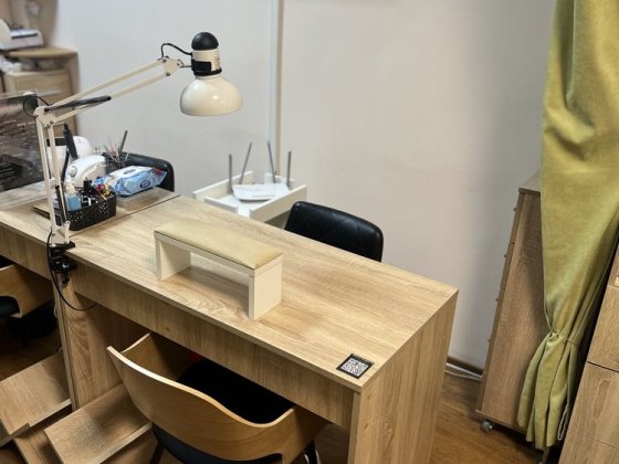 Місце для майстра манікюру/педикюру , бровіста