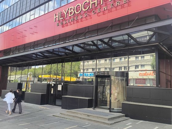 Торговельно-офісний центр HLYBOCHYTSKY, вулиця Глибочицька, 44