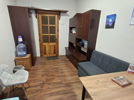 Кабінет в офісному приміщенні. Центр.