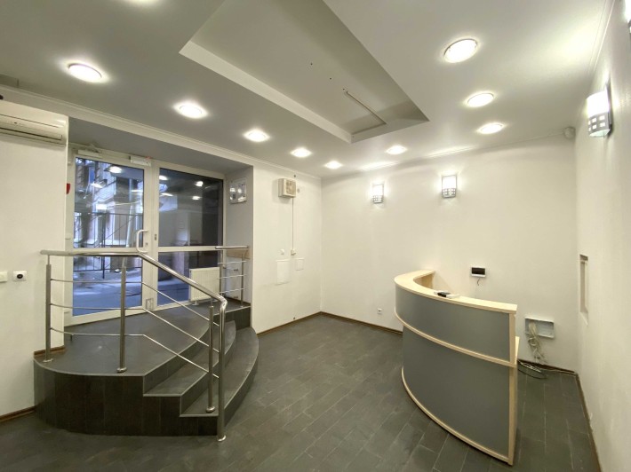 Богдана Хмельницького 10 Здам Приміщення Під САЛОН, МЕДЗАКЛАД - фото 1