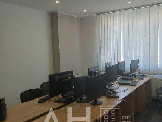 Тепло.Офіс 140м з меблями,  4 великi кабінети, вул. Мишуги.  Метро  2х