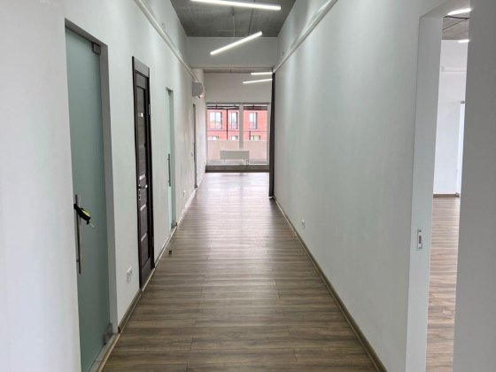 Сучасний офіс з терасою і краєвидом, від власника Львов