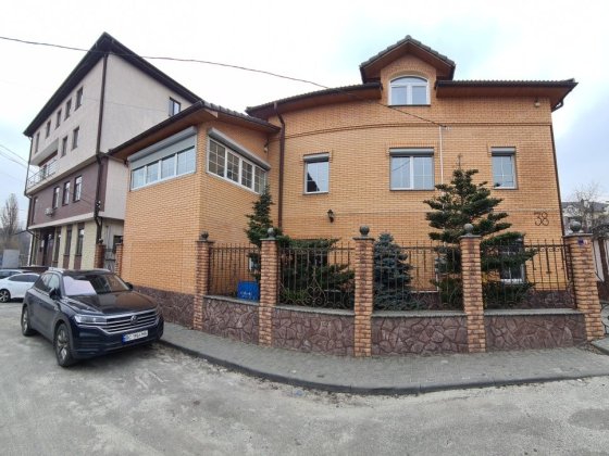 Здам свій будинок-офіс 350м2 Центр Монтажник Лобановського/Бражка