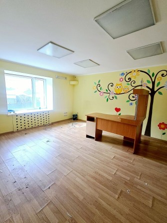 Без комиссии н/ф 1 этаж Пл.136м2 3каб. ст.м.Оболонь - фото 1