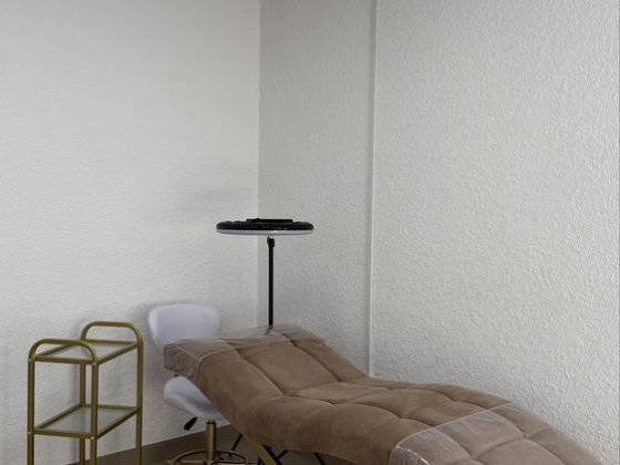 Сдаю рабочие месте в салоне