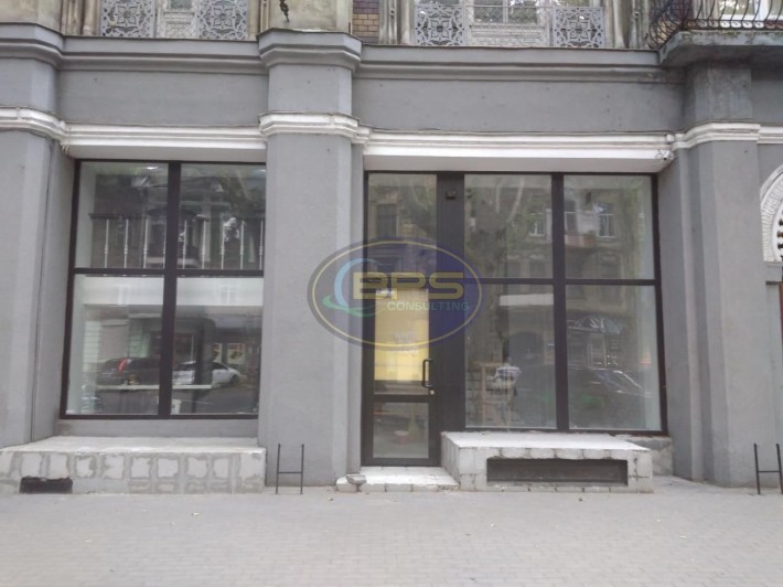 Приміщення в центрі міста із панорамними вікнами - фото 1