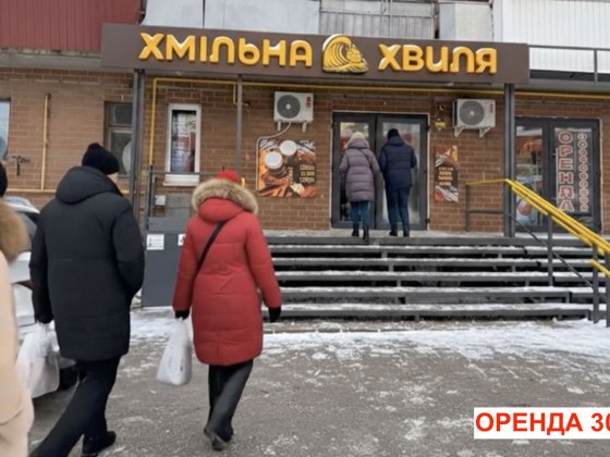 Печерськ, Фасад навпроти входу до Великої Кишені, світло не вимикають!