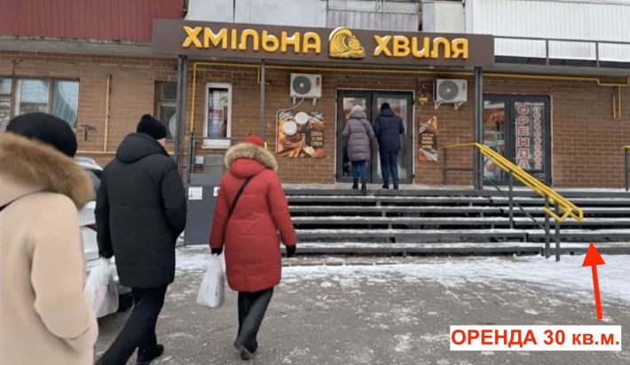 Печерськ, Фасад навпроти входу до Великої Кишені, світло не вимикають! - фото 1