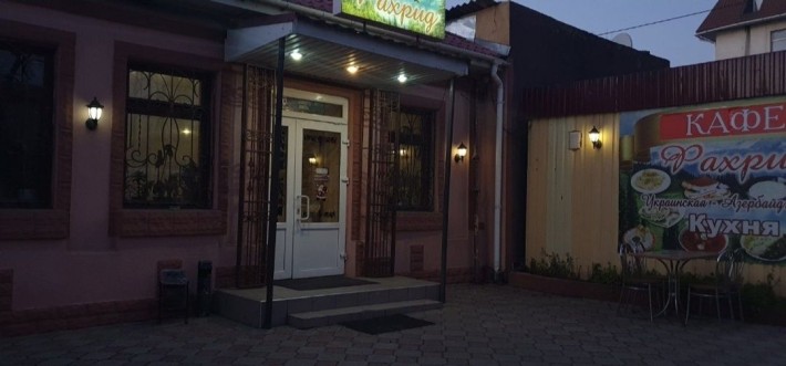 Аренда кафе 100 м2 в центре с летней площадкой, оборудованием и мангал - фото 1