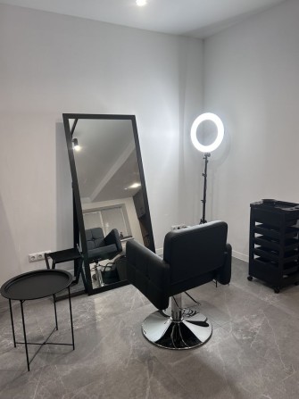 СВЕТ есть,Сдам в аренду кресло парикмахера, место для парикмахера Дафи - фото 1