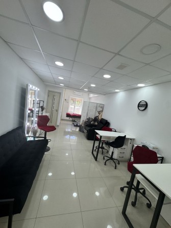 Салон, студія. Кабінет, робоче  місце - фото 1