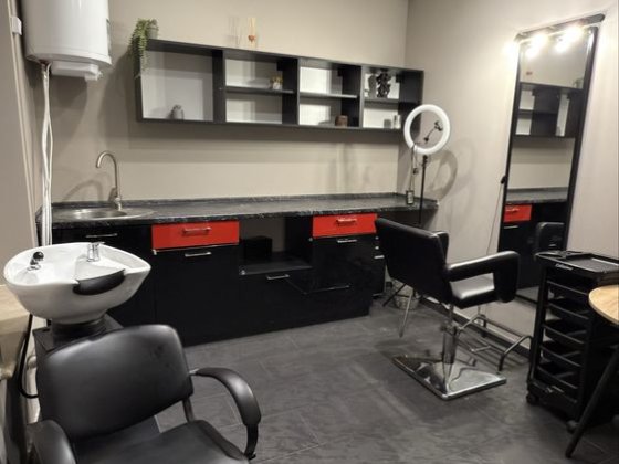 Кабінет перукаря, кератин, ботокс. Світло не вимикають