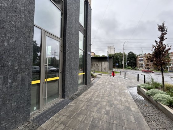 Оренда фасадного приміщення 41,3 м² в ЖК “Будинок на Вавилових” Киев