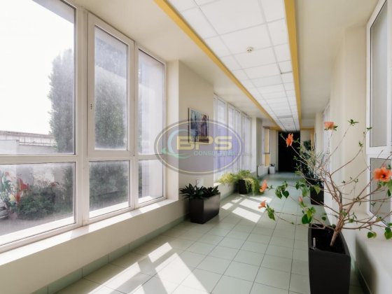 Просторе офісне приміщення