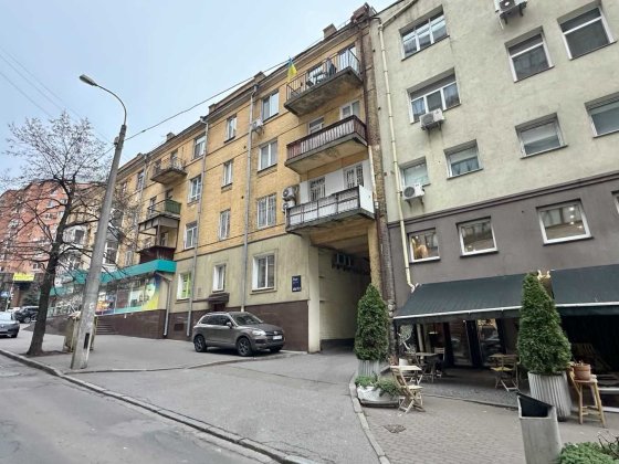 Без% Фото реал 51,3м2 2/4пов фасад ж/ф 3к офіс Шевченківський центр