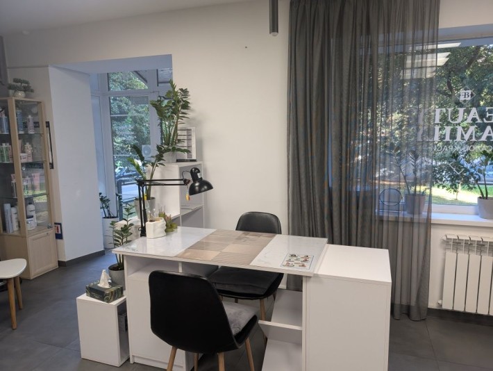 Здам в оренду робоче місце перукаря та майстра манікюру , педикюру - фото 1