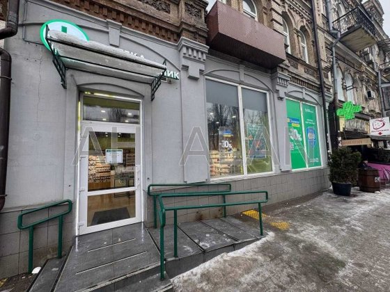 Здам торгове приміщення по Нижній Вал . Поділ