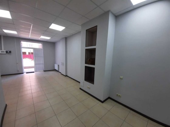 Сдам в аренду офис. Помещение. Сахарова. Парковка. 1-й этаж.