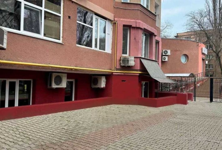 Офис с ремонтом, 240 м, в цокольном этаже  нового дома. Паркоместа. - фото 1