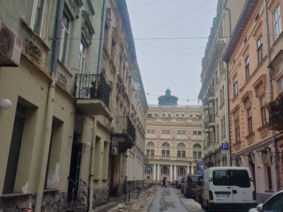 Оренда приміщення фас.вхід  180 м кв біля Оперного Театру вул.Фурмансь Львів