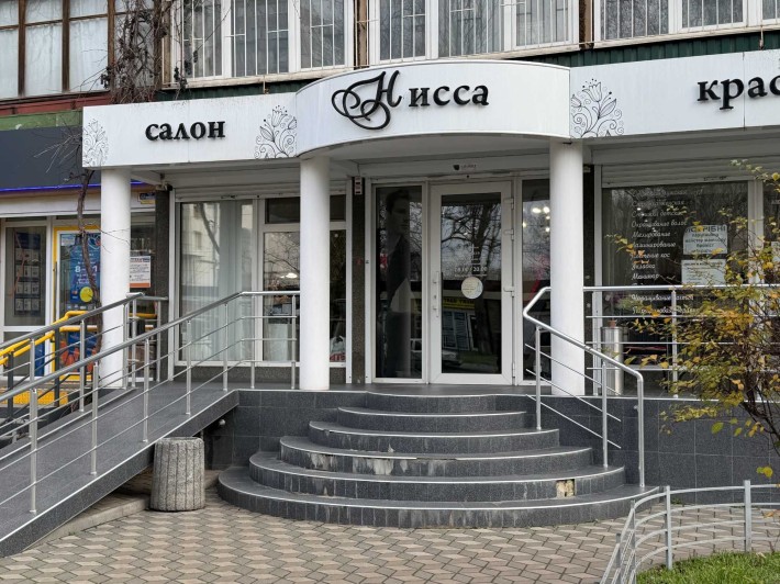 Широкий угловой фасад на активной улице. И Рабина/Дом Мебели - фото 1