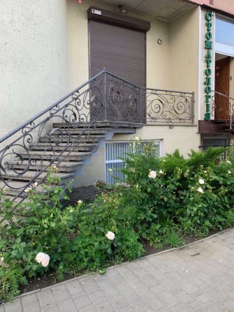 Офис с ремонтом, фасадным красивым входом, удобным подьездом. - фото 1