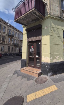 Оренда кутового фасадного приміщення  з двома входами - фото 1