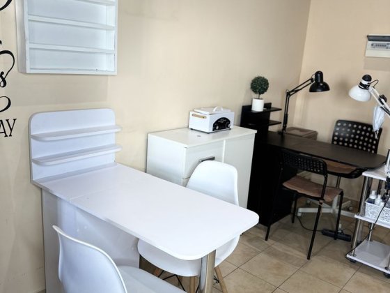 Аренда Місця  майстра маникюра в студії , світло є