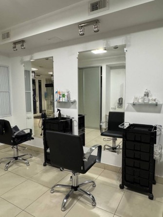 Здам робоче місце для перукаря в затишному салоні на Олексіївці! - фото 1