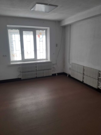 Сдам помещения  свободного назначения на 1 этаже жилого дома - фото 1