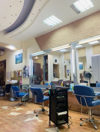 Сдаю рабочие места в действующем салоне красоты - фото 1