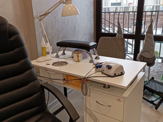 Здам робоче місце в студії