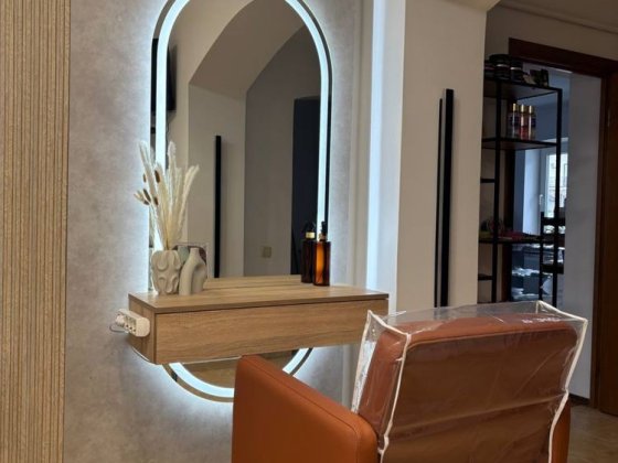 Здається в оренду перукарське крісло та візажне Винники