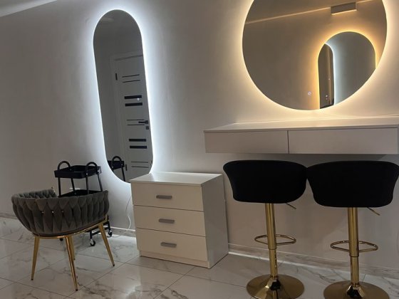 Місце для перукаря ,стиліста,колориста Зимна Вода