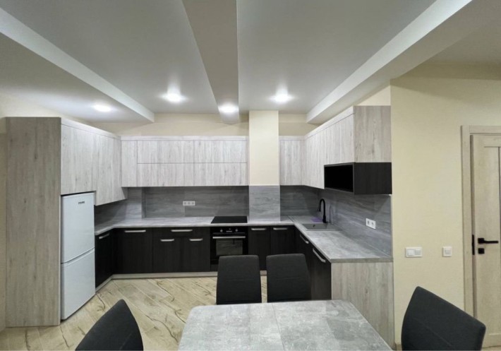 Поруч з Центром! Подобова оренда 2-км квартири + студія - фото 1