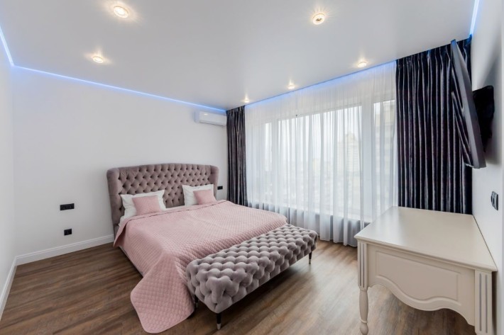 В резиденции,  1 ком кв, с Новым ремонтом,  панорамным окном в спальне - фото 1