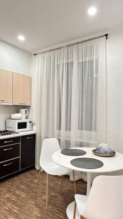 ПОДОБОВА квартира у центрі міста проспект Соборний 190. - фото 1