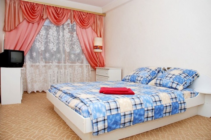 Уютная 3х комнатная квартира посуточно на русановке - фото 1