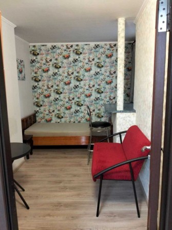 Науки, без хозяев комната в доме, евроремонт, метро Демеевская - фото 1