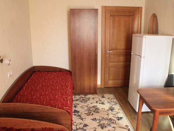 Місце в кімнаті для дівчини біля метро. Киев