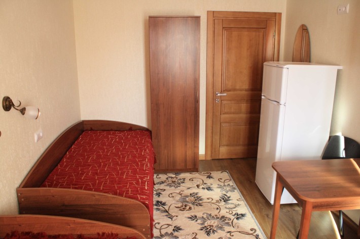 Місце в кімнаті для дівчини біля метро. - фото 1